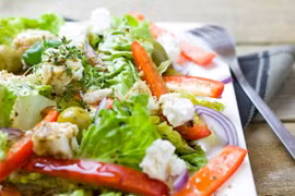 Các chuyên gia về an toàn thực phẩm cho biết bạn vẫn có thể thường xuyên lui tới quầy salad mà không gặp bất cứ vấn đề về sức khỏe nào nếu lưu ý đến những loại thực phẩm cần tránh và dấu hiệu cảnh báo cần chú ý. (Nguồn: Pexels)