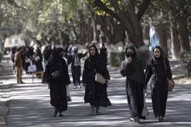 Nữ sinh đến trường học tại Kabul, Afghanistan ngày 13/10/2022. (Ảnh: AFP/TTXVN)