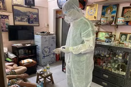 Lực lượng Quân y thăm khám cho một cụ bà F0 ở Khu phố 1, phường 6, Thành phố Hồ Chí Minh. (Ảnh: Mạnh Linh/TTXVN) 
