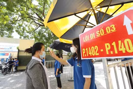 Trước diễn biến phức tạp của dịch COVID-19, thí sinh đến dự thi sẽ được kiểm tra thân nhiệt, sát khuẩn tay và di chuyển theo phân luồng khi đến điểm thi. (Ảnh: Minh Quyết/TTXVN) 