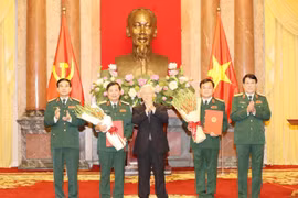 Tổng Bí thư, Chủ tịch nước Nguyễn Phú Trọng trao Quyết định thăng quân hàm Thượng tướng cho đồng chí Hoàng Xuân Chiến và đồng chí Lê Huy Vịnh. (Ảnh: Trí Dũng/TTXVN) 