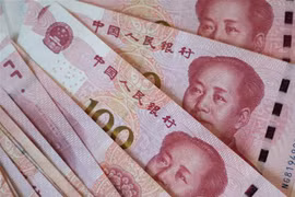 Đồng tiền giấy mệnh giá 100 nhân dân tệ của Trung Quốc tại Bắc Kinh. (Ảnh: AFP/TTXVN) 