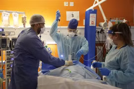 Điều trị cho bệnh nhân nhiễm COVID-19 tại bệnh viện ở London, Anh. (Ảnh: AFP/TTXVN) 