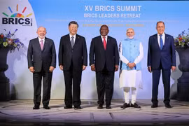 Lãnh đạo các nước thành viên nhóm BRICS (từ trái sang): Tổng thống Brazil Luiz Inacio Lula da Silva, Chủ tịch Trung Quốc Tập Cận Bình, Tổng thống Nam Phi Cyril Ramaphosa, Thủ tướng Ấn Độ Narendra Modi và Ngoại trưởng Nga Sergei Lavrov. (Ảnh: AFP/TTXVN)