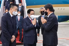 Cán bộ, nhân viên Đại sứ quán Việt Nam tại Indonesia, Phái đoàn thường trực Việt Nam tại ASEAN đón Thủ tướng Phạm Minh Chính tại Sân bay Quốc tế Soekarno-Hatta. (Ảnh: Dương Giang/TTXVN) 