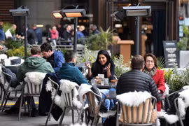 Người dân dùng bữa bên ngoài của một nhà hàng ở London, Anh ngày 29/4/2021. (Nguồn: AFP/TTXVN) 