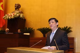 Quyền Bộ trưởng Bộ Y tế Nguyễn Thanh Long, thừa ủy quyền của Thủ tướng Chính phủ trình bày Tờ trình về dự án Luật sửa đổi, bổ sung một số điều của Luật Phòng, chống nhiễm virus gây ra hội chứng suy giảm miễn dịch mắc phải ở người (HIV/AIDS). (Ảnh: Trọng Đ