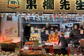 Một quầy hàng hoa quả ở chợ Wan Chai, ngày 9/2/2022. (Ảnh: Mạc Luyện/TTXVN) 