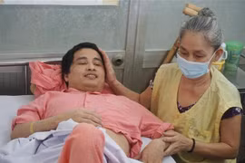 Niềm vui của bệnh nhân Phan Hữu Nghiêm và mẹ khi sắp được xuất viện về nhà. (Ảnh: Đinh Hằng/TTXVN) 