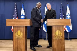 Bộ trưởng Quốc phòng Mỹ Lloyd Austin (trái) và Bộ trưởng Quốc phòng Israel Yoav Gallant tại cuộc họp báo chung ở Tel Aviv ngày 13/10/2023. (Ảnh: AFP/TTXVN)