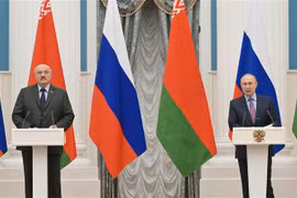 Tổng thống Nga Vladimir Putin (phải) trong cuộc họp báo chung với người đồng cấp Belarus Alexander Lukashenko tại Moscow (Nga), ngày 18/2/2022. (Ảnh: AFP/TTXVN)