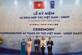 Trưởng đại diện thường trú UNDP tại Việt Nam trao Sách ảnh 45 năm quan hệ đối tác Việt Nam-UNDP vì Phát triển bền vững cho đại diện lãnh đạo các bộ, ngành. (Nguồn: Báo Nhân Dân)