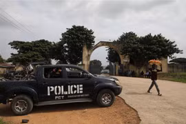 Cảnh sát được triển khai tới hiện trường một vụ bắt cóc tại Nigeria. (Ảnh: AFP/TTXVN) 