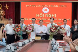 Lãnh đạo Ban Tuyên giáo Trung ương tặng hoa chúc mừng 4 đồng chí được bổ nhiệm trong đợt này. (Nguồn: dangcongsan.vn) 