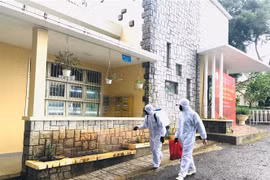 Phun khử trùng để phòng chống dịch COVID-19 tại Đại học Đà Lat - nơi có 2 sinh viên F1 dự lễ tốt nghiệp. (Nguồn: TTXVN) 