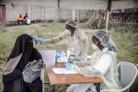 Y tá đo thân nhiệt phòng lây nhiễm COVID-19 tại bệnh viện ở Nairobi, Kenya, ngày 18/3/2020. (Nguồn: AFP/TTXVN) 