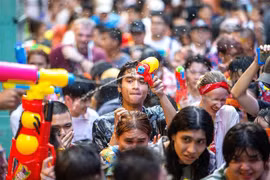 Người dân và du khách vui chơi trong dịp Tết cổ truyền Songkran tại Bangkok, Thái Lan, ngày 13/4/2023. (Ảnh: THX/TTXVN) 
