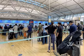 Hành khách xếp hàng dài làm thủ tục chuyến bay quốc tế tại sân bay Incheon, Hàn Quốc. (Ảnh: Anh Nguyên/TTXVN) 