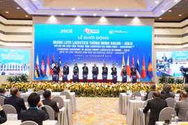 Thủ tướng Chính phủ Nguyễn Xuân Phúc và các đại diện bấm nút khởi động Mạng lưới Logistics thông minh ASEAN với dự án đầu tiên Trung tâm Logistics ICD Vĩnh Phúc do Liên danh Tập đoàn T&T Group (Việt Nam) - Tập đoàn YCH - YCH Holdings (Singapore) làm chủ đ