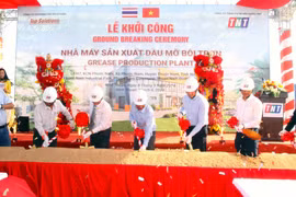 Các đại biểu thực hiện nghi thức động thổ khởi công dự án. (Ảnh: Công Thử/TTXVN)