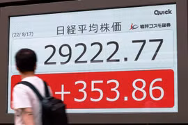 Màn hình hiển thị chỉ số chứng khoán Nikkei-225 tại Tokyo. (Ảnh: Kyodo/TTXVN)