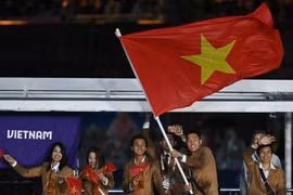 Đoàn thể thao Việt Nam diễu hành trên sông Seine
