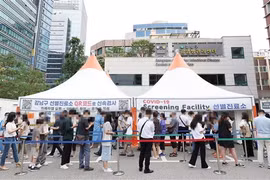 Người dân xếp hàng chờ xét nghiệm COVID-19 ở Seoul, Hàn Quốc, ngày 12/7/2022. (Ảnh: Yonhap/TTXVN) 