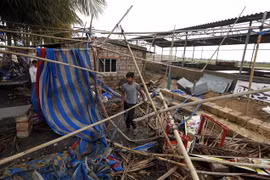Một quán trọ bên đường bị tàn phá do bão Tauktae tại Somnath, bang Gujarat, Ấn Độ ngày 18/5/2021. (Nguồn: THX/TTXVN) 