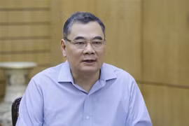 Thiếu tướng Tô Ân Xô, Chánh Văn phòng, Người Phát ngôn của Bộ Công an, trao đổi với phóng viên của Thông tấn xã Việt Nam. (Ảnh: Doãn Tấn/TTXVN) 