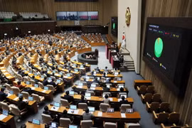 Phiên họp Quốc hội phê chuẩn dự thảo ngân sách 2024 do Chính phủ đệ trình, tại Seoul ngày 21/12/2023. (Nguồn: YONHAP/TTXVN)