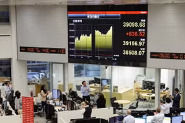 Giao dịch viên tại một công ty chứng khoán ở Tokyo, Nhật Bản. (Ảnh: Kyodo/TTXVN)