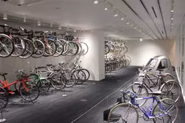 Không gian trưng bày của Bảo tàng Xe đạp Shimano. (Ảnh: Phạm Tuân/TTXVN)