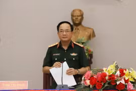 Thượng tướng Trịnh Văn Quyết phát biểu tại Trường Lý luận Chính trị Quân đội Lào. (Ảnh: Xuân Tú/TTXVN)