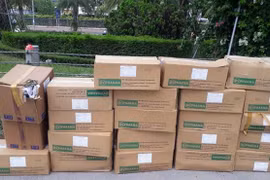Phát hiện hơn 20 thùng thuốc tây hết hạn vứt bỏ trên Đại lộ Thăng Long