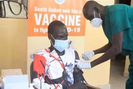 Nhân viên y tế tiêm vaccine phòng COVID-19 cho người dân tại Juba, Nam Sudan, ngày 20/5/2021. (Nguồn: THX/TTXVN) 