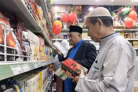 Người dân theo đạo Hồi tham quan, mua sắm tại cửa hàng thực phẩm Halal tại Thành phố Hồ Chí Minh. (Ảnh minh họa: Mỹ Phương/TTXVN) 