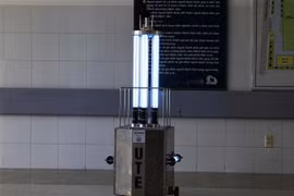 Robot diệt khuẩn bằng tia UV. (Ảnh: Văn Dũng/TTXVN) 
