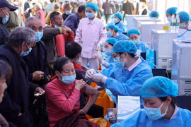 Nhân viên y tế tiêm vaccine phòng COVID-19 cho người dân tại Trung Khánh, Trung Quốc. (Ảnh: AFP/TTXVN)