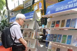 Người dân tham quan khu vực trưng bày sách của các nhà báo. (Ảnh: Thu Hương/TTXVN)