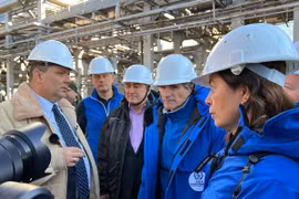 Tổng Giám đốc Cơ quan Năng lượng Nguyên tử Quốc tế (IAEA) Rafael Grossi (thứ 2, phải) thăm nhà máy điện hạt nhân Zaporizhzhia hiện do Nga kiểm soát ở miền Nam Ukraine, ngày 7/2/2024. (Ảnh: AFP/TTXVN)
