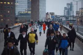 Người dân tại thủ đô London, Anh, ngày 24/1/2022. (Ảnh: THX/TTXVN) 