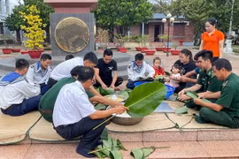 Quân và dân đảo Trường Sa cùng gói bánh chưng đón Tết Quý Mão 2023. (Ảnh: Nguyễn Cúc/TTXVN)