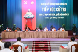 Thủ tướng Phạm Minh Chính và Đoàn Đại biểu Quốc hội thành phố Cần Thơ dự Hội nghị tiếp xúc cử tri sau Kỳ họp thứ 5, Quốc hội khóa XV. (Ảnh: Dương Giang/TTXVN)