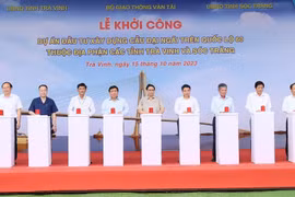 Thủ tướng Phạm Minh Chính và các đại biểu thực hiện nghi thức khởi công Dự án Đầu tư Xây dựng Cầu Đại Ngãi trên Quốc lộ 60. (Ảnh: Dương Giang/TTXVN)