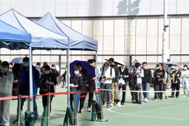 Người dân xếp hàng chờ xét nghiệm COVID-19 tại Hong Kong, Trung Quốc, ngày 11/2/2022. (Ảnh: THX/TTXVN) 