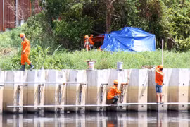 Ngày 19/8/2023, công nhân làm việc trên công trường dự án kênh Tham Lương-Bến Cát-rạch Nước Lên. (Ảnh: Tiến Lực/TTXVN)