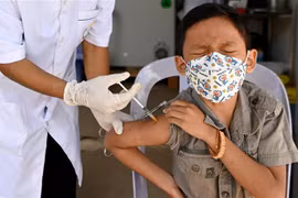 Nhân viên y tế tiêm vaccine phòng COVID-19 của hãng Sinovac cho trẻ em tại Phnom Penh, Campuchia, ngày 23/2/2022. (Ảnh: AFP/TTXVN) 