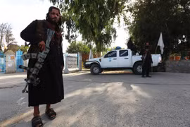 Lực lượng an ninh Taliban gác trên một tuyến đường ở thủ đô Kabul, ngày 6/10/2022. (Ảnh: AFP/TTXVN)