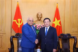Giám đốc Học viện Chính trị quốc gia Hồ Chí Minh Nguyễn Xuân Thắng tiếp Đại sứ Cuba tại Việt Nam Orlando Nicolas Hernandez Guillen. (Ảnh: Văn Điệp/TTXVN)