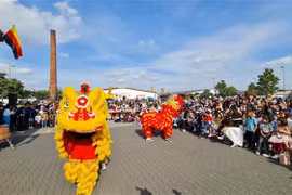 Tiết mục múa lân trong chương trình Tết Trung Thu 2023 tại Berlin. (Ảnh: Vũ Tùng/TTXVN)